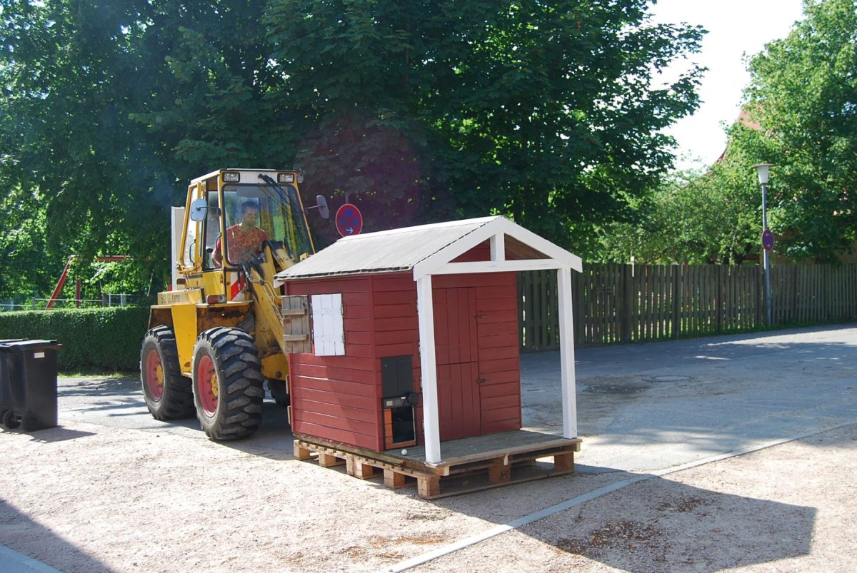 Das Hühnerhaus Auf Dem Weg.. JPG